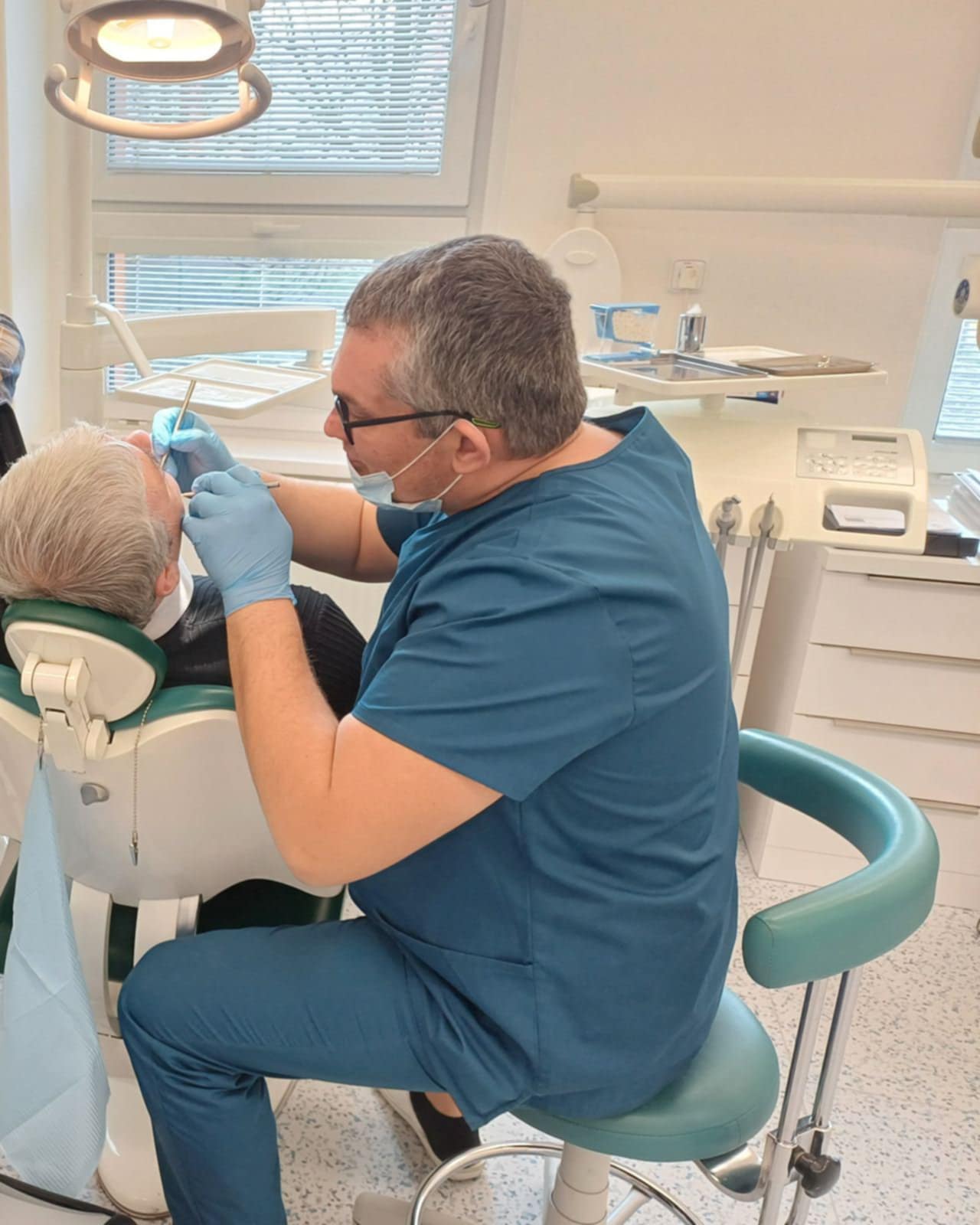 MUDr. Pande Bachanovski při práci