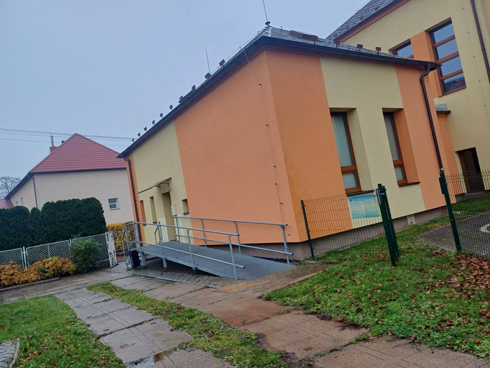 Vchod do budovy zdravotního střediska